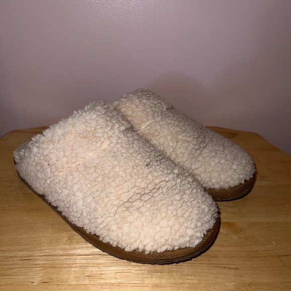 Minnetonka Cream Fuzzy Slippers - Picture 1 of 2